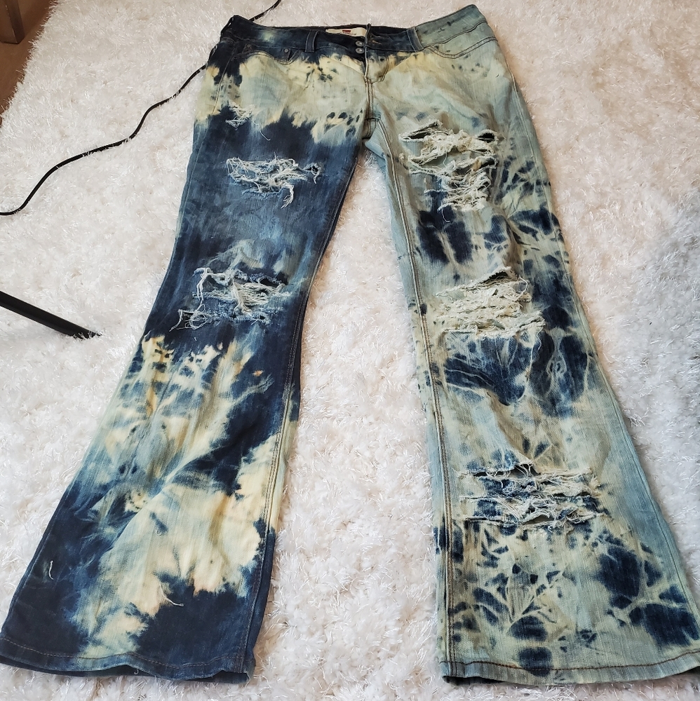 NWOT Distressed Bleach Levi's